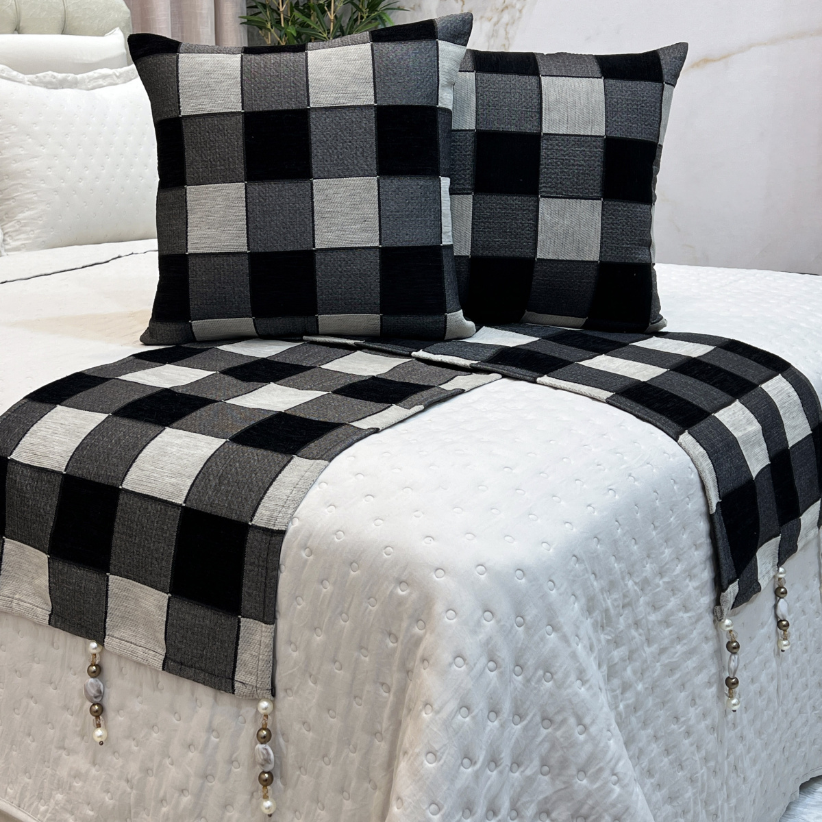 Jogo Xale/Peseira Jacquard c/ Pedraria Queen c/ 2 Capas de Almofadas - Xadrez Preto