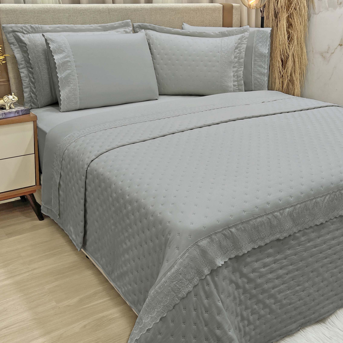 Kit King Cobre Leito + Jogo Cama Percal 300 Fios C/ Bordado Inglês Santorini 07 Peças - Cinza