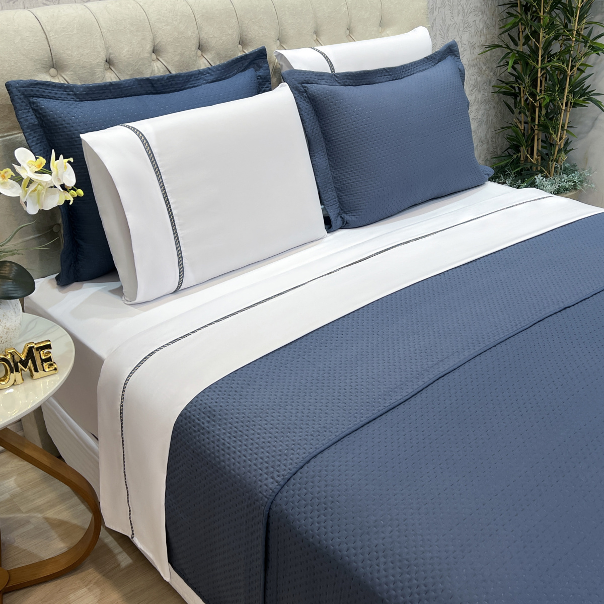 Kit Cobre Leito + Jogo Cama Percal 300 Fios C/ Guipir França Queen 07 Peças - Branco e Azul