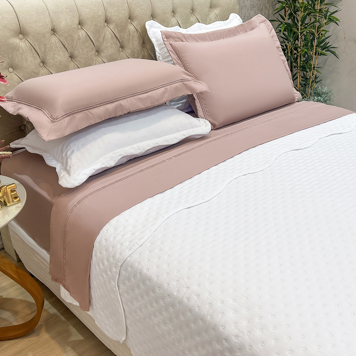 Kit Casal Padrão Cobre Leito + Jogo Cama Percal 300 Fios C/ Guipir Luxo 07 Peças - Branco e Malva