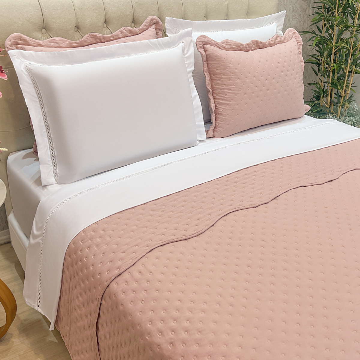 Kit Casal Padrão Cobre Leito + Jogo Cama Percal 300 Fios C/ Guipir Luxo 07 Peças - Branco e Rosê