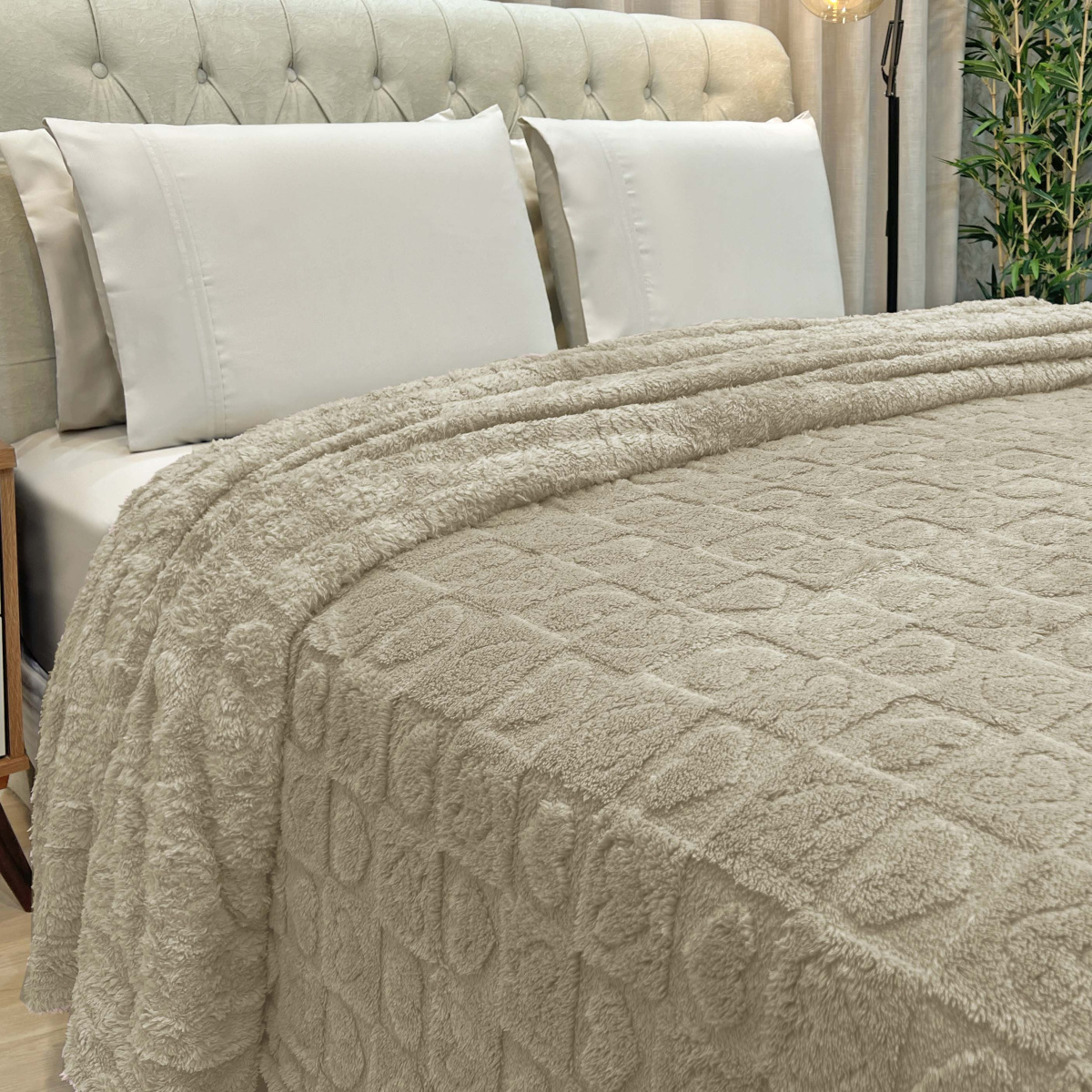 Manta Queen 240 Gramas 2,20m x 2,40m Jacquard C/ Sherpa em Alto Relevo Velvet - Coração Bege